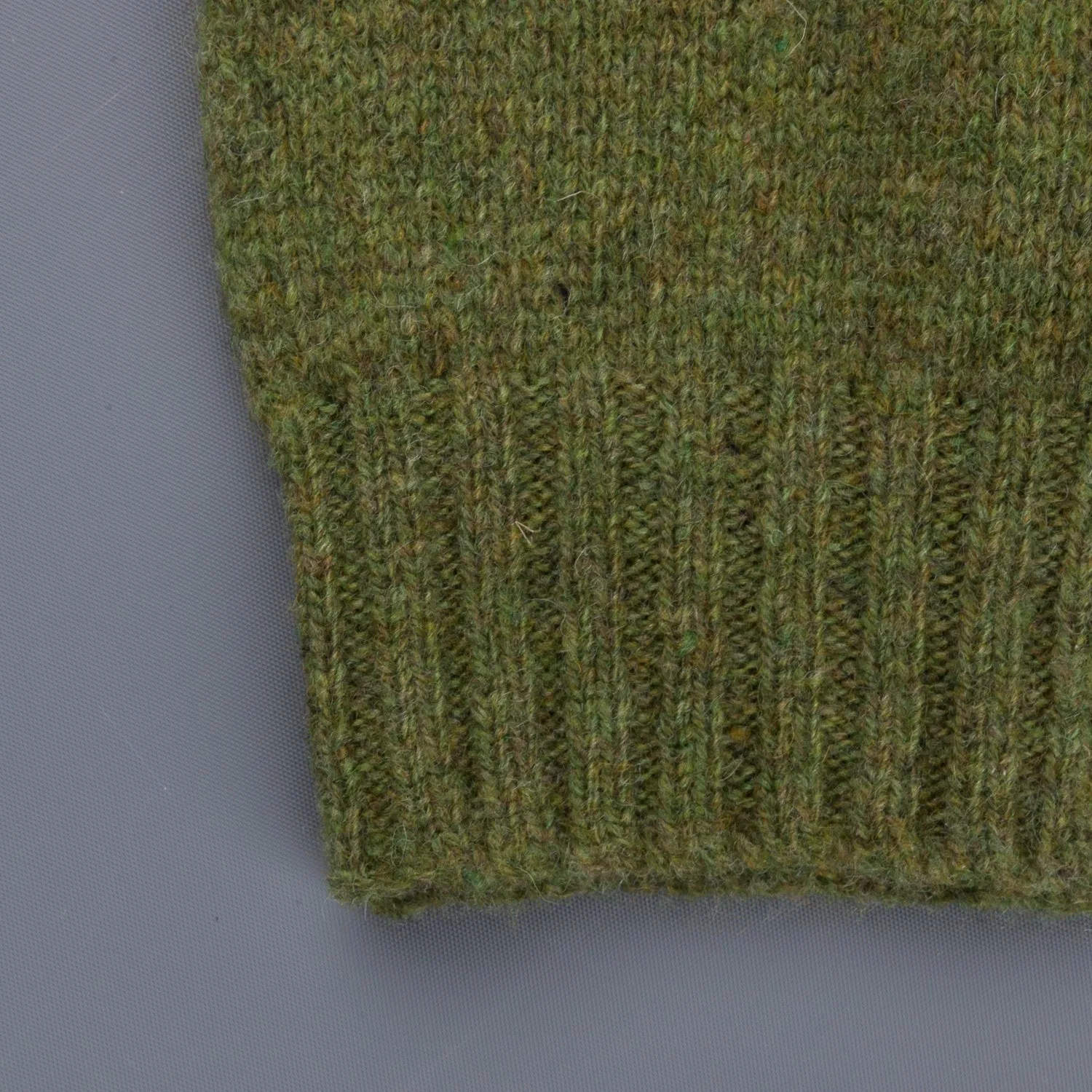 Laurence J. Smith Super soft Seamless Crew Neck Pullover Olive Groove